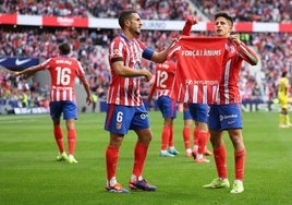 La camiseta de todos Giuliano Simeone, del Atlético,se sumó al homenajé unánime delos goleadores de la jornada con una camiseta de ánimo para los afectados por la tragedia.