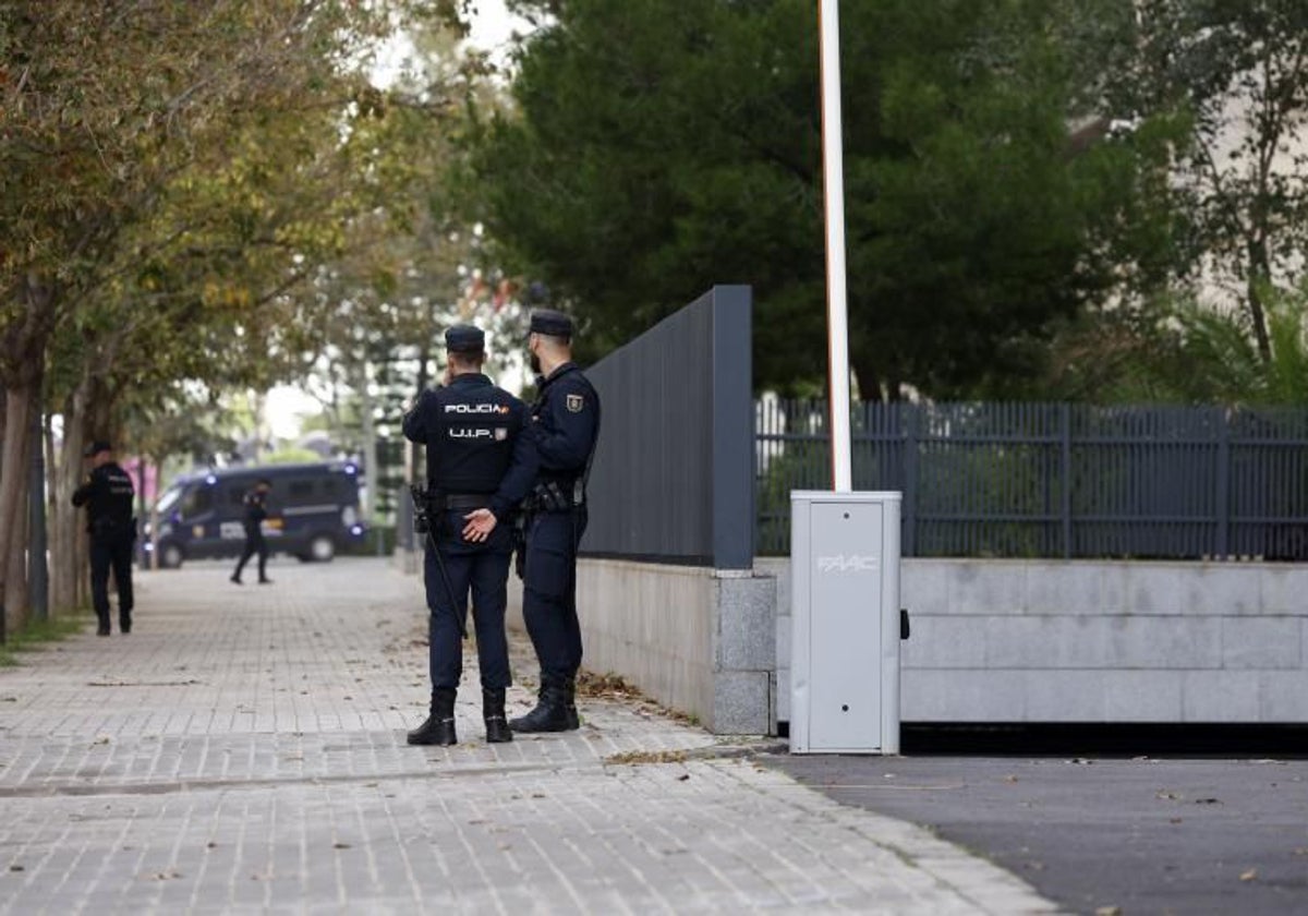 Agentes de Policia nacinal custodian los accesos del Instituto de medicina Legal en la Ciudad de la Justicia