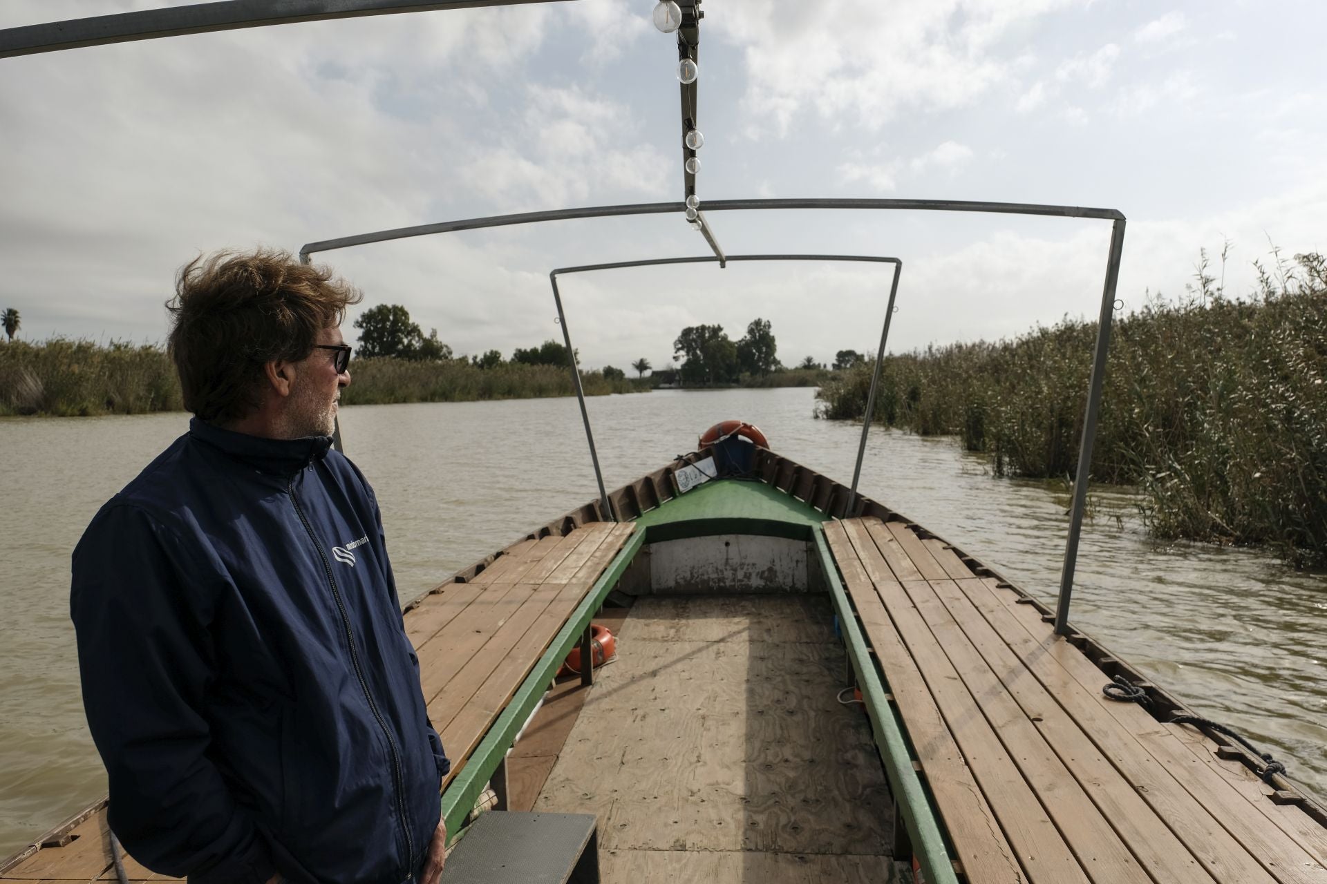 Pescadores y barqueros ayudan a peinar La Albufera en busca de cadáveres