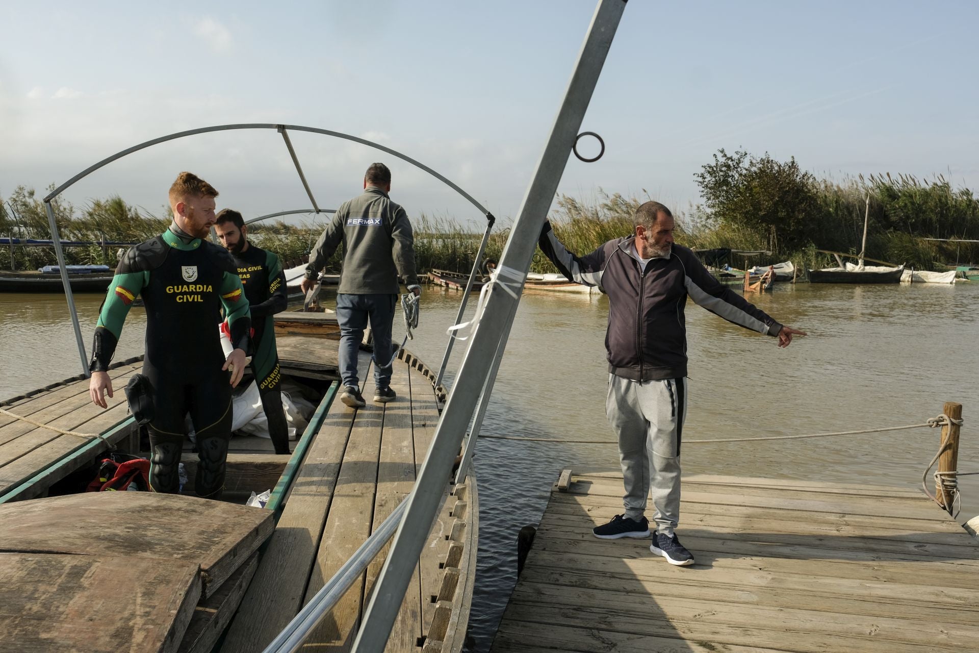 Pescadores y barqueros ayudan a peinar La Albufera en busca de cadáveres