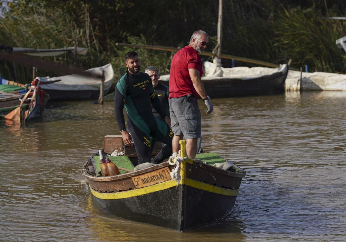 Pescadores y barqueros ayudan a peinar La Albufera en busca de cadáveres