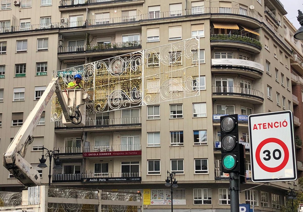 Montaje de las luces de Navidad en la plaza de San Agustín este lunes.