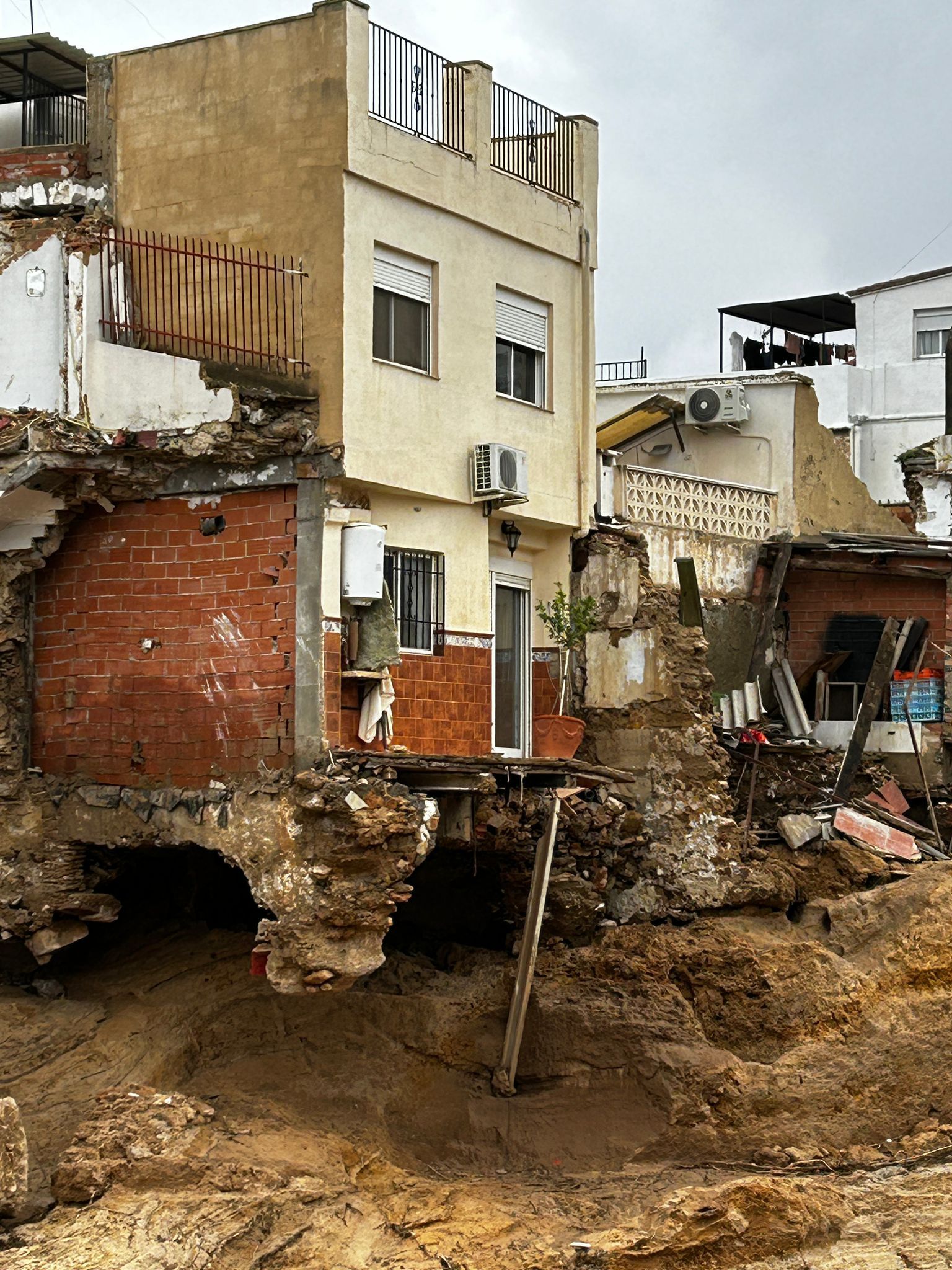 SOS en Chiva por el riesgo de derrumbes de casas y petición de ayuda a arquitectos