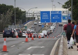 Atasco para salir de Valencia por la V-31.