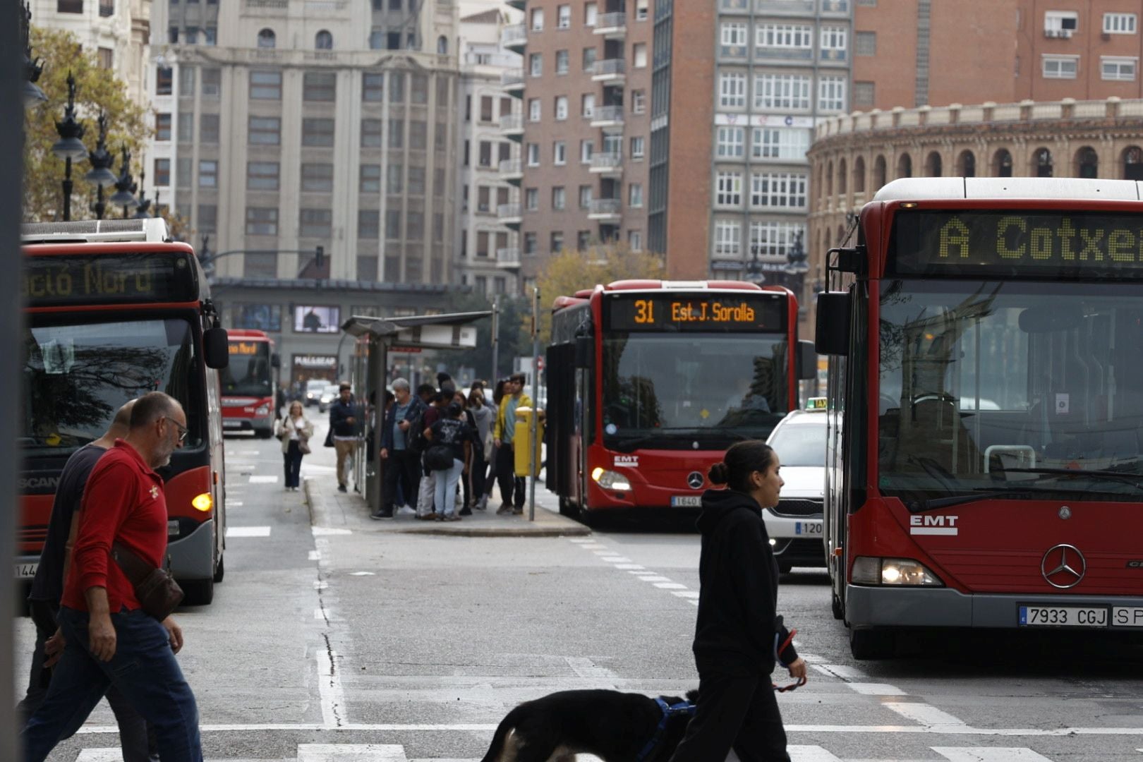 Valencia intenta retomar la normalidad con colas en buses y trenes cancelados