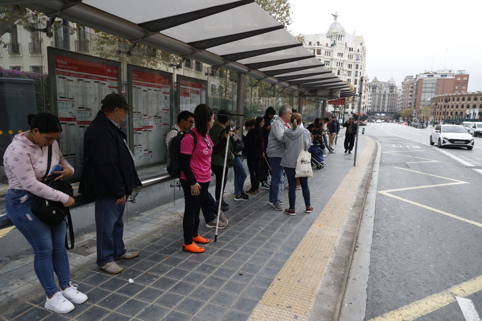 Valencia intenta retomar la normalidad con colas en buses y trenes cancelados