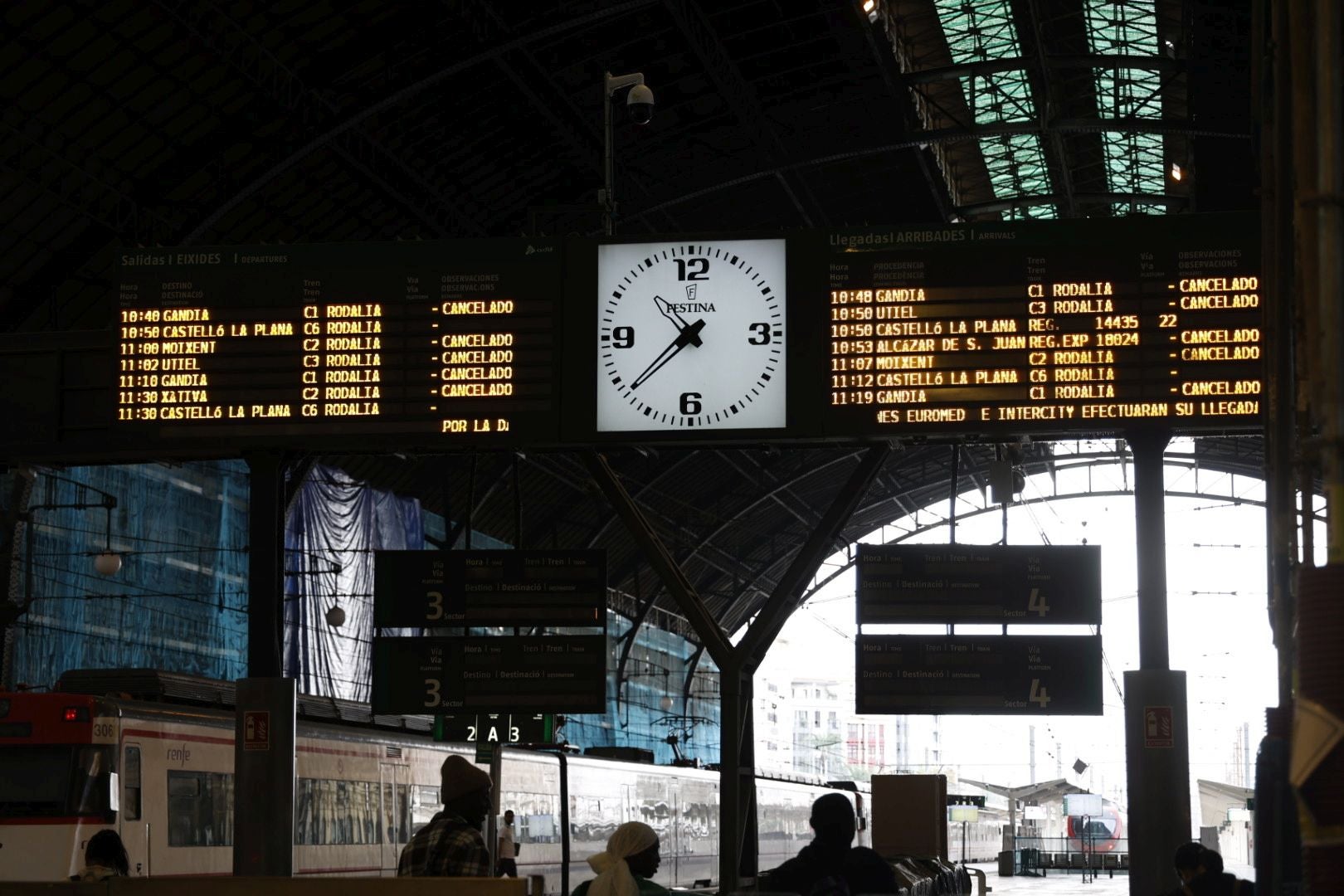 Valencia intenta retomar la normalidad con colas en buses y trenes cancelados