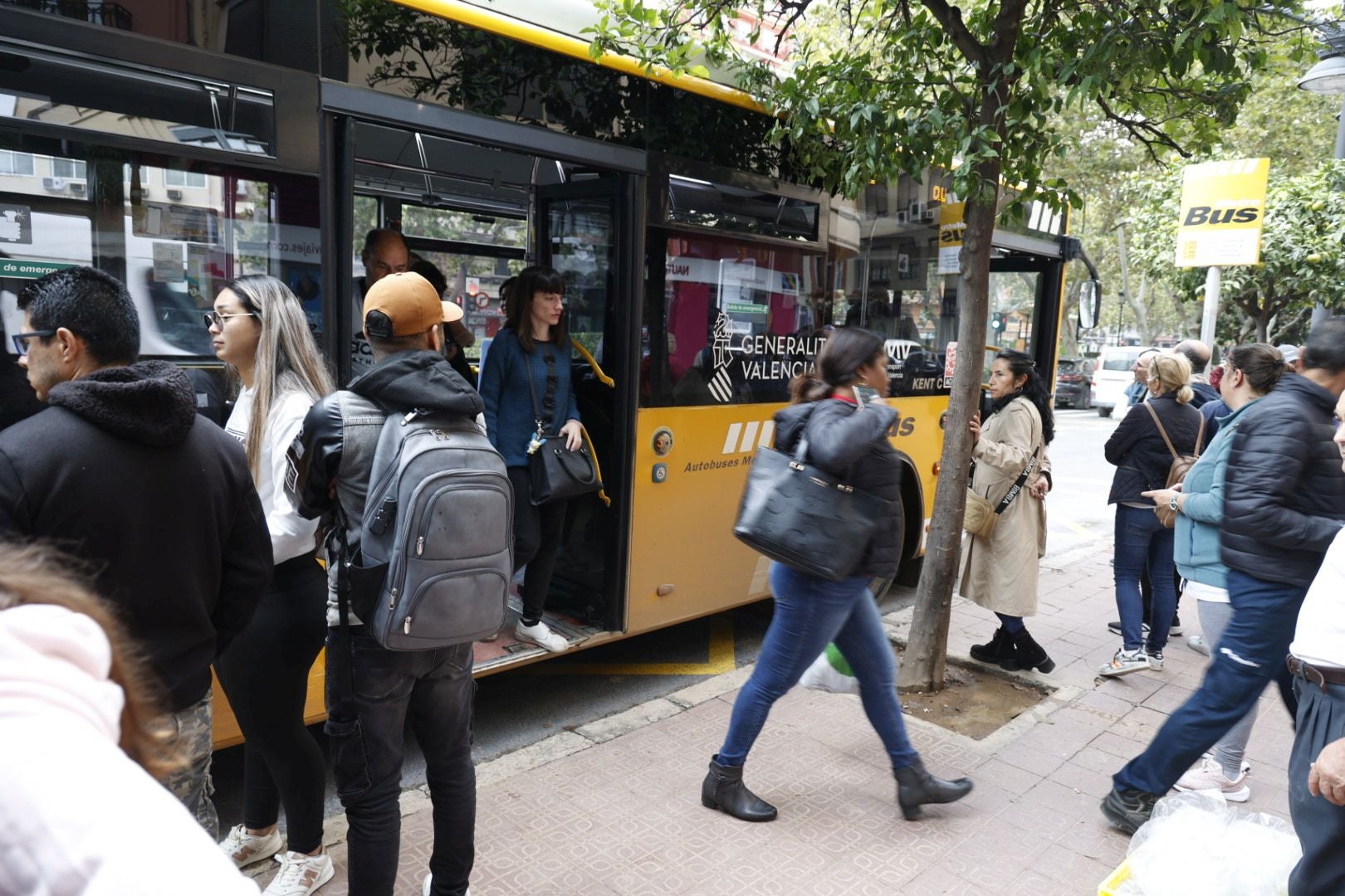 Valencia intenta retomar la normalidad con colas en buses y trenes cancelados