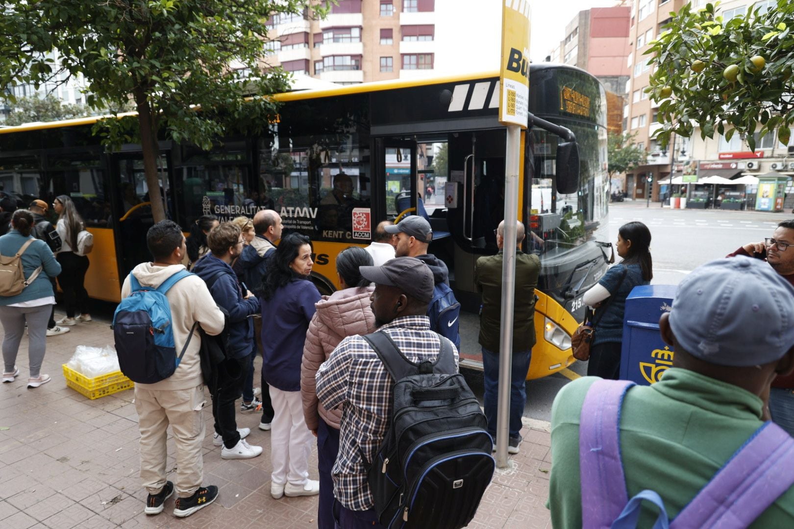 Valencia intenta retomar la normalidad con colas en buses y trenes cancelados