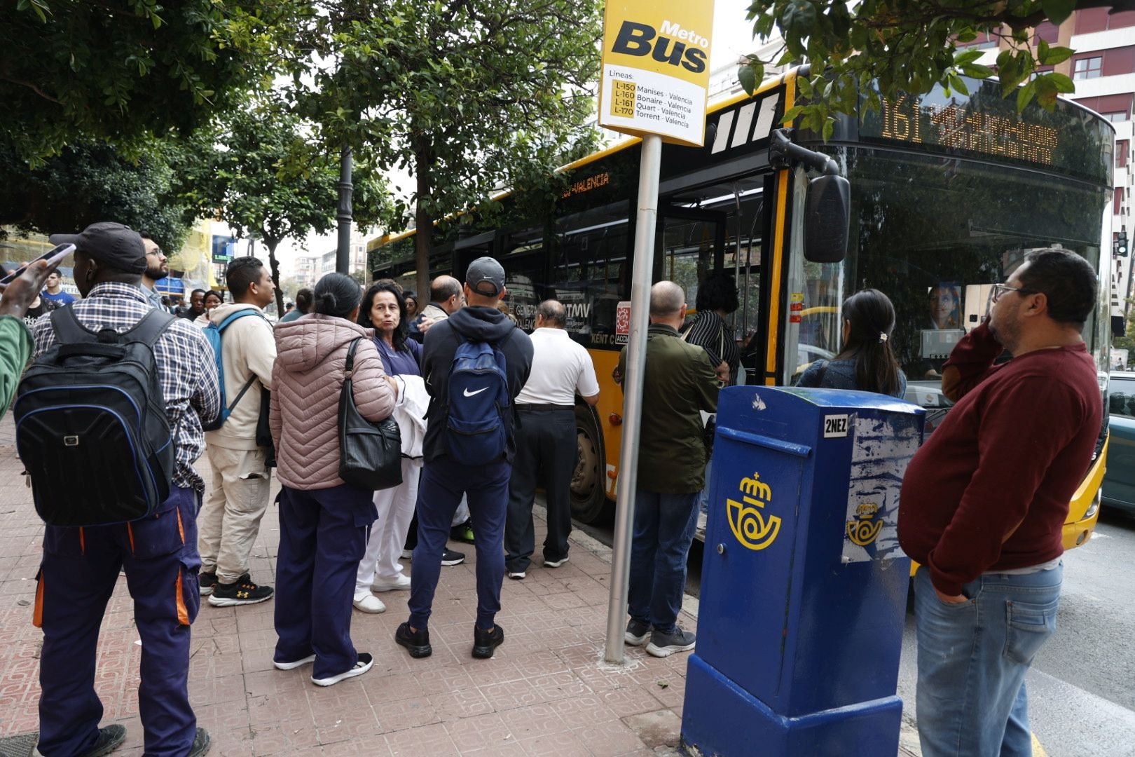 Valencia intenta retomar la normalidad con colas en buses y trenes cancelados