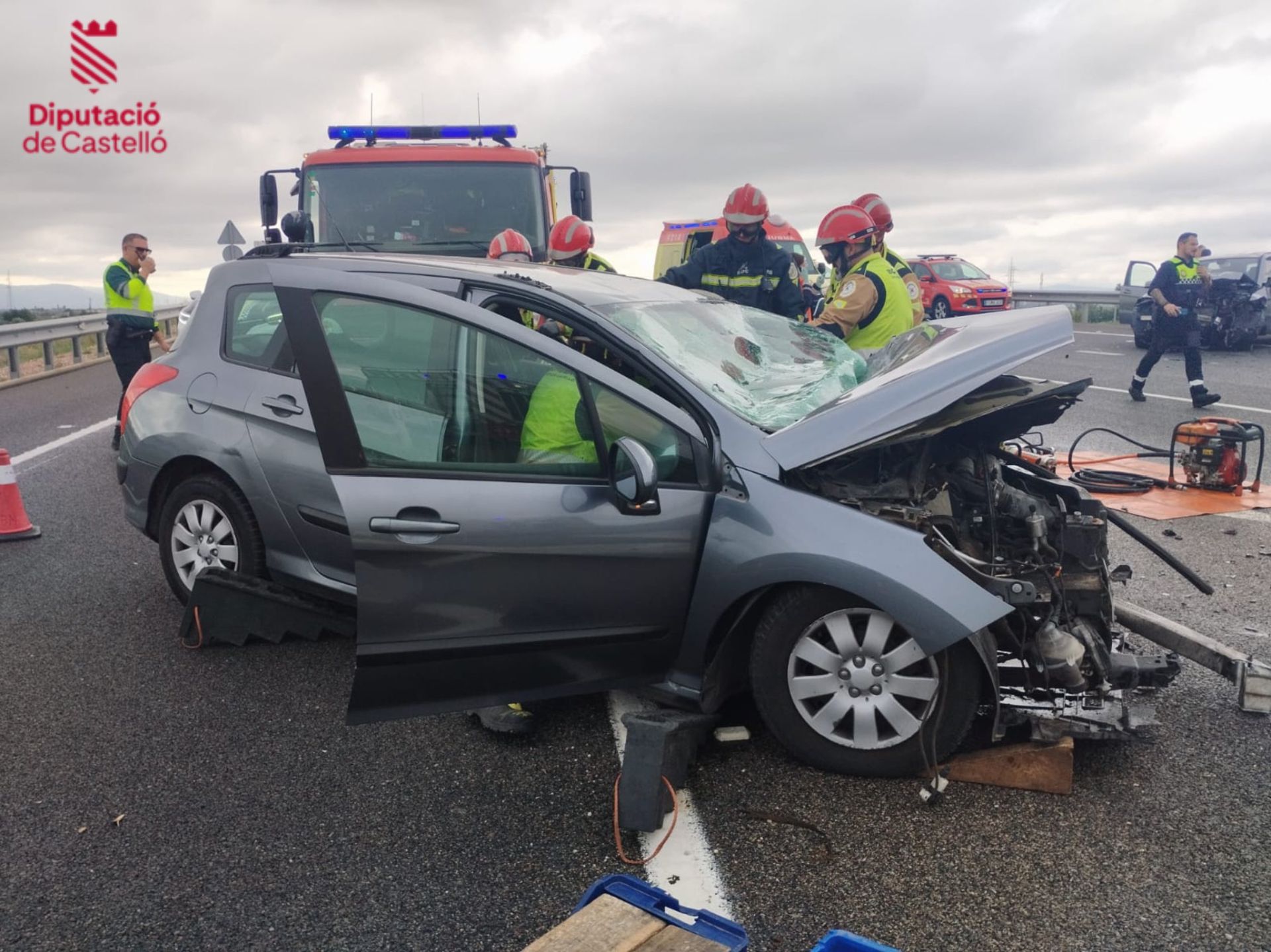 Los bomberos en las tareas de excarcelación.