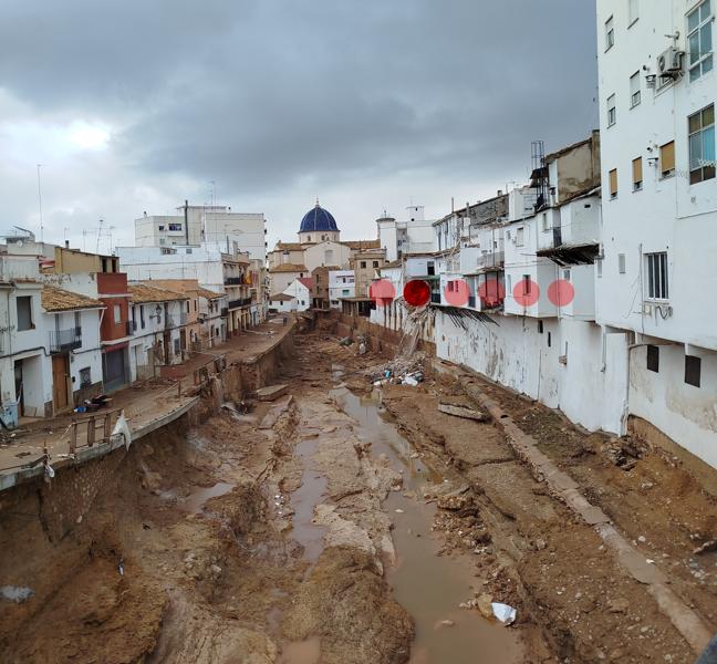 El punto rojo oscuro muestra el edificio derrumbado. Los puntos más claros son casas que han tenido que ser desalojadas.