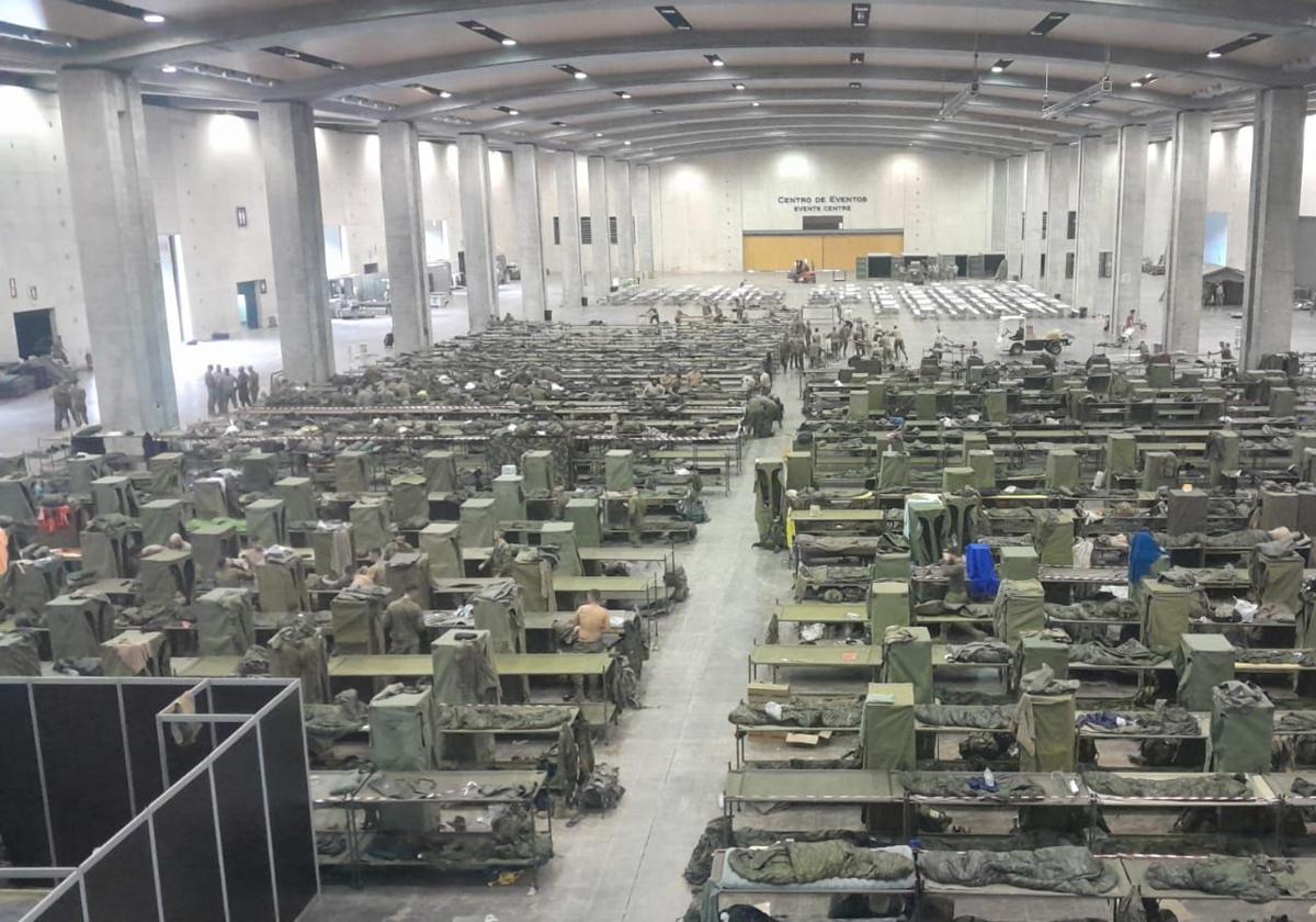 Feria Valencia con las camas para acoger a los militares.