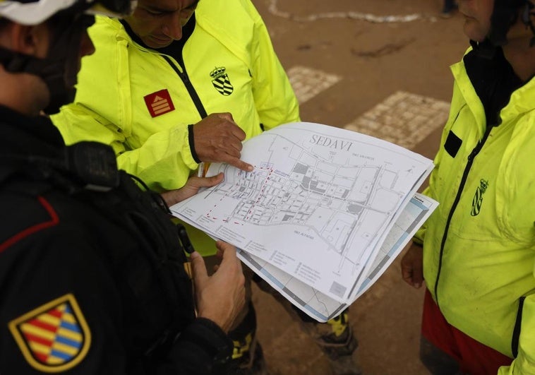 Efectivos del cuerpo de bomberos en Sedaví (EFE) | Imágenes del vídeo cedidas por la Ocho TV