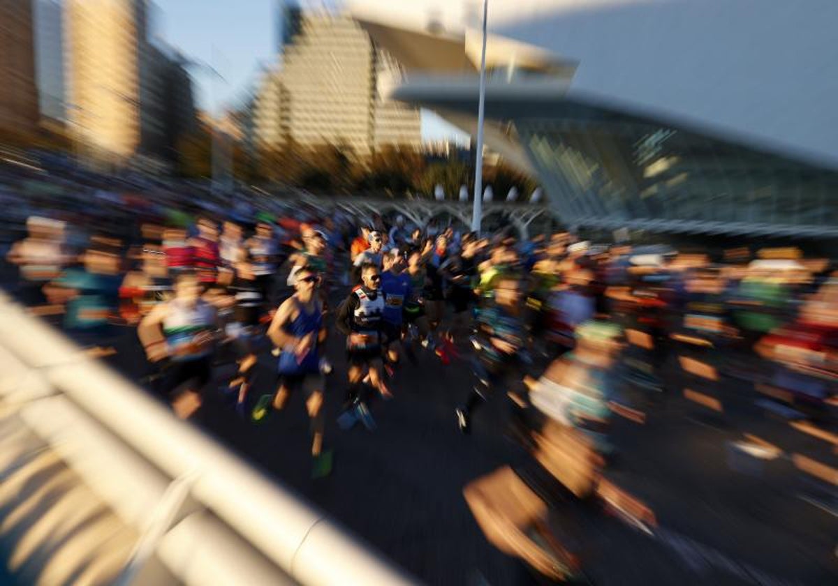 Maratonianos toman la salida en el Maratón de Valencia del año pasado.