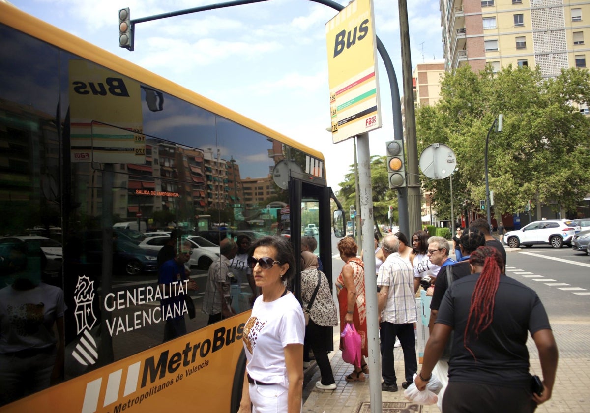 Pasajeros en una parada de MetroBus en imagen de archivo.