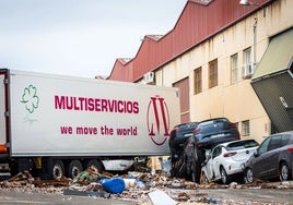 Vehículos dañados en Ribarroja.