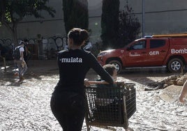 Una mujer con un menor en Massanassa, uno de los municipios afectados.