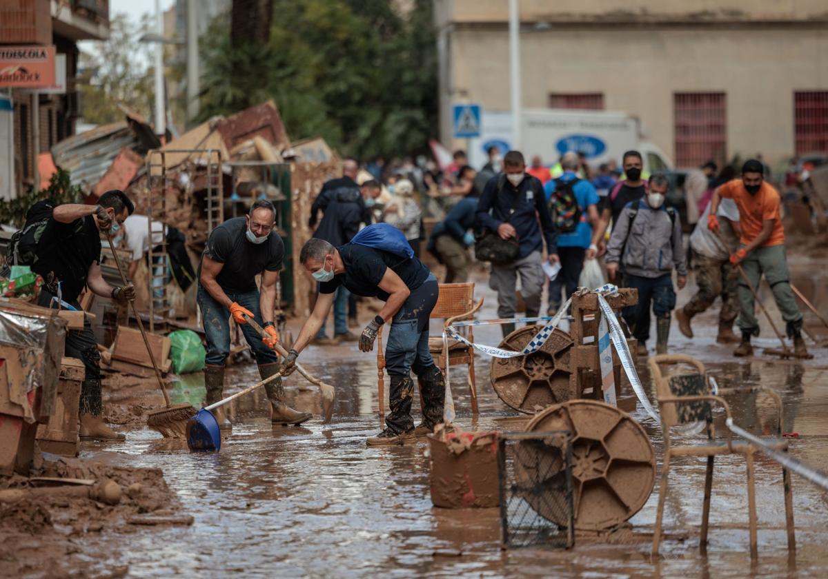 Voluntarios trabajan en labores de limpieza.