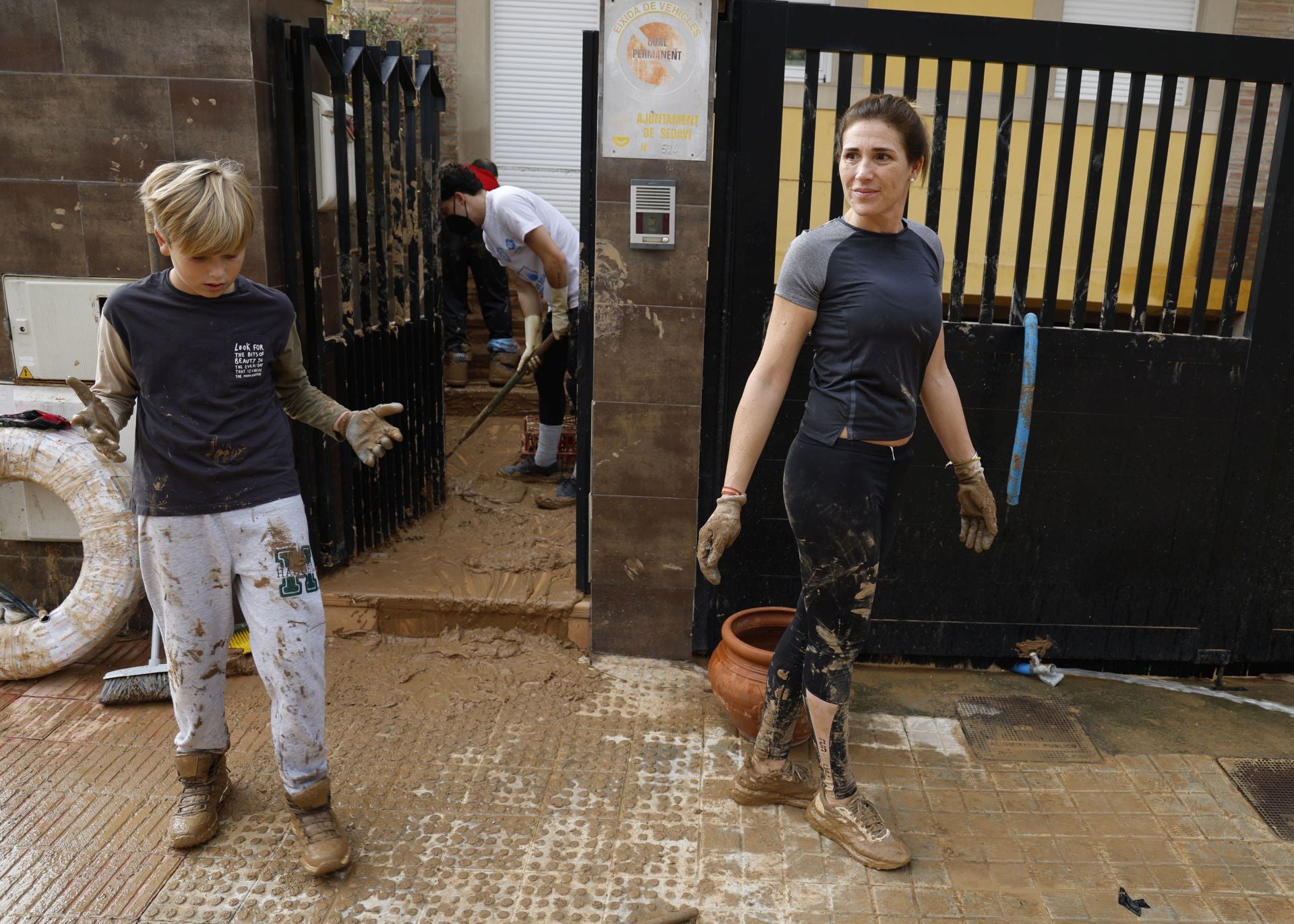 Unai y su madre, Bego, a las puertas de su casa en Sedaví.