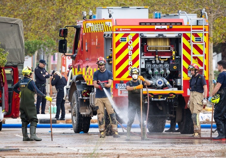 Bomberos y personal de la UME en Bonaire.