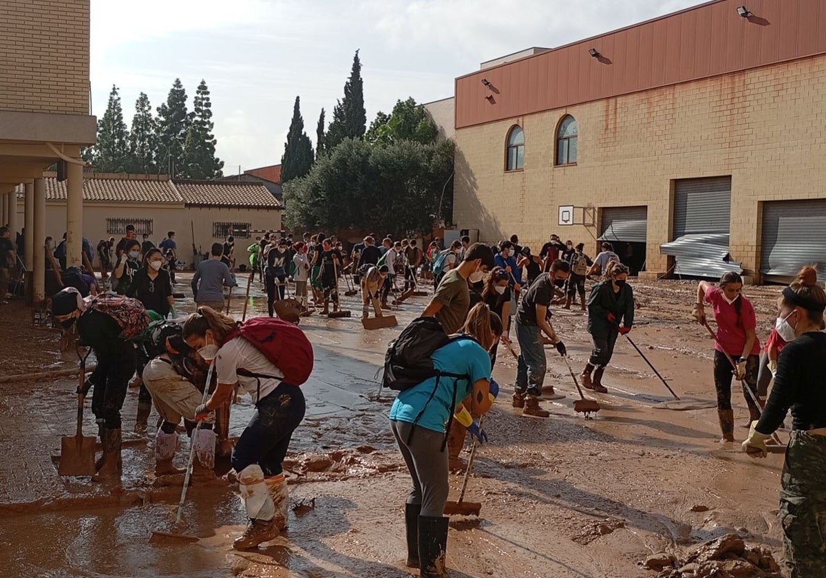 Limpieza en el colegio Nuestra Señora del Socorro de Benetússer, uno de los más afectados.