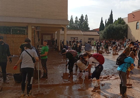 Limpieza en el colegio Nuestra Señora del Socorro de Benetússer, uno de los más afectados.