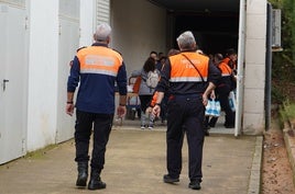 Miembros de Protección Civil de Ontinyent trabajan paticiparon en el dispositivo de recogida de productos.