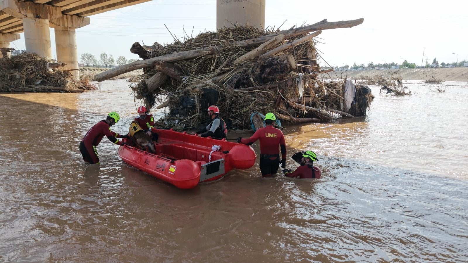 Bomberos y miembros de la UME, durante el rastreo del nuevo cauce del Turia.