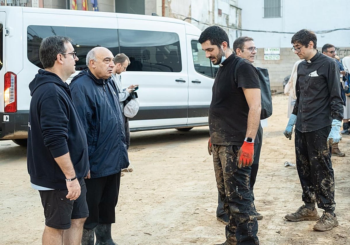 El arzobispo conversa con el párroco en Alfafar.