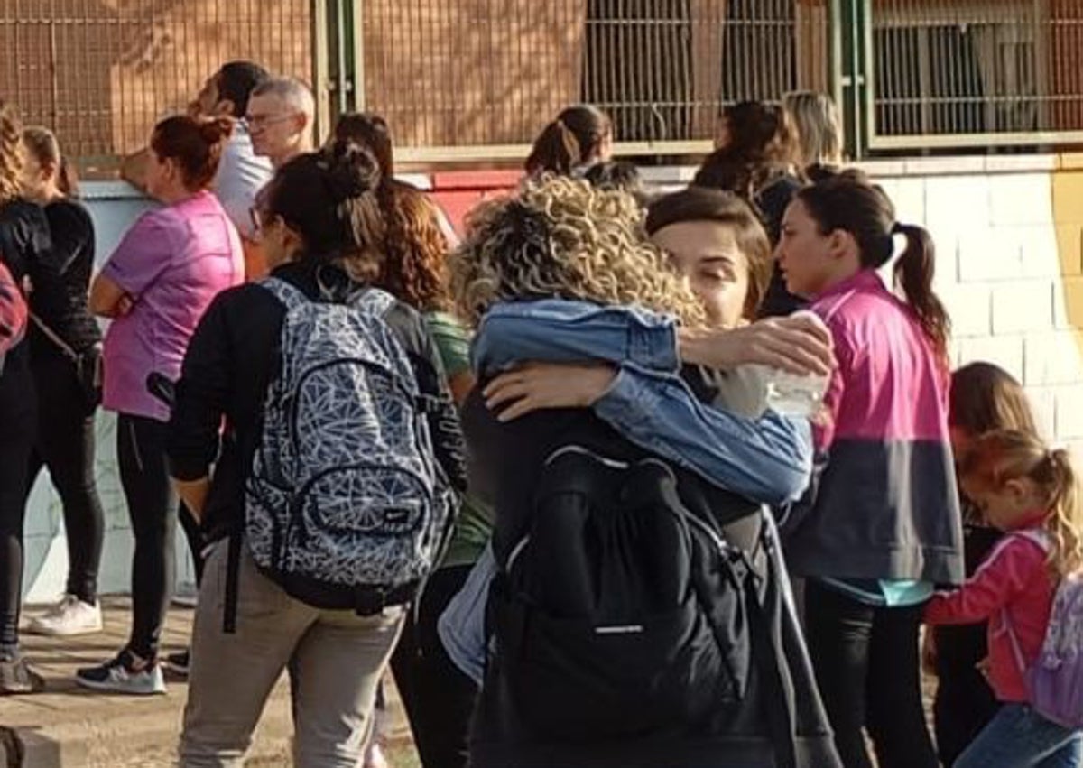 Imagen secundaria 1 - Familiares de los alumnos del CEIP Castellar, en la puerta del centro.