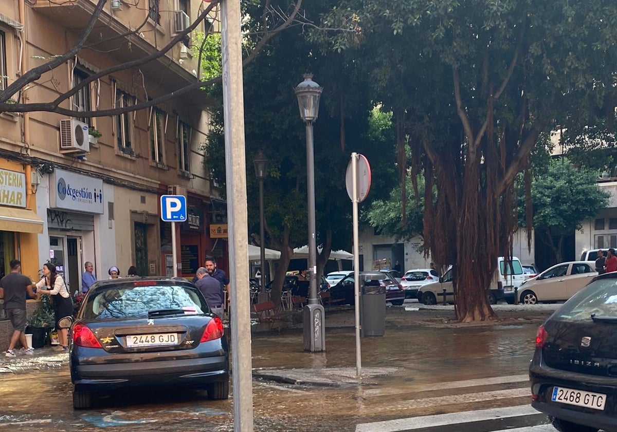 Imagen principal - Limpieza del agua en la calle Albacete, tras reventar una tubería del agua.