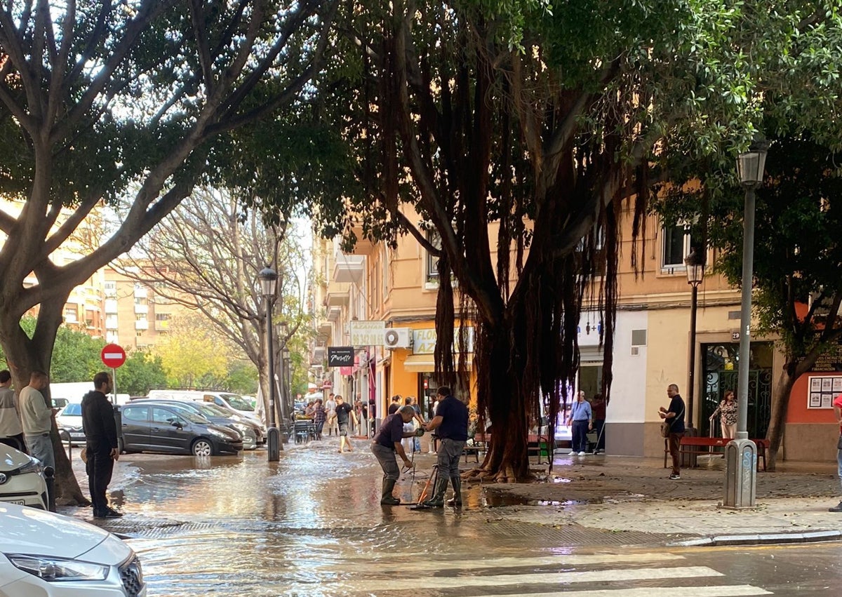 Imagen secundaria 1 - Limpieza del agua en la calle Albacete, tras reventar una tubería del agua.