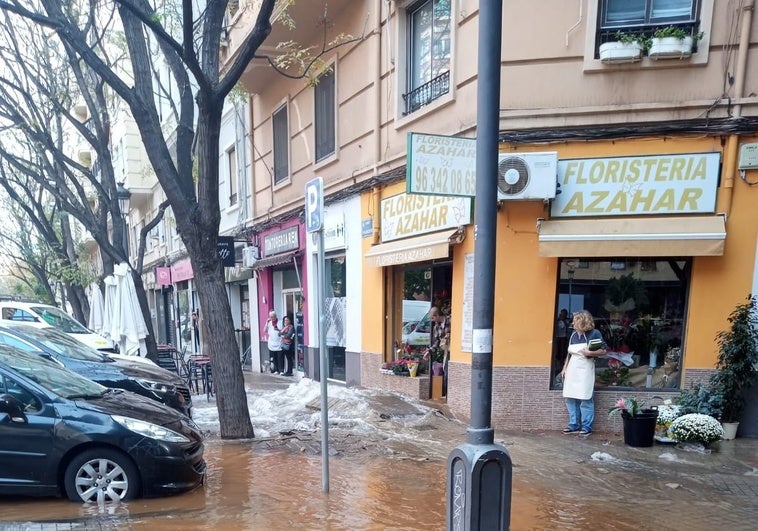 Agua que ha inundado la calle Albacete, tras la rotura de una tubería.