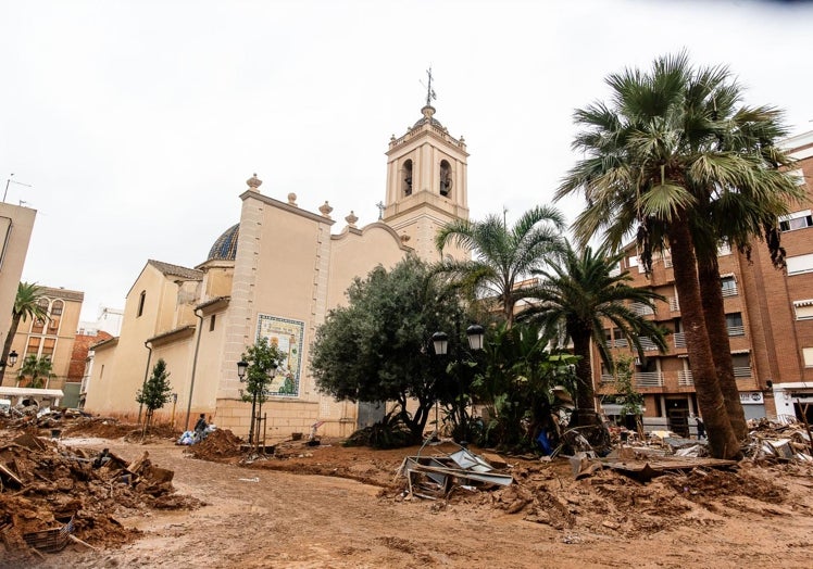 La iglesia de Sant Jordi y la plaza que la acoge, tras la DANA.