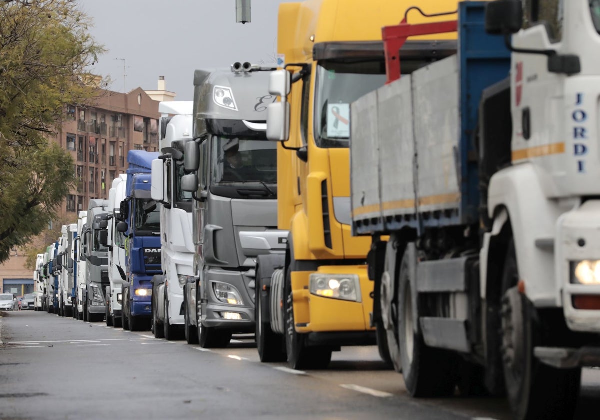 La avenida de los Naranjos, congestionada por los camiones que tratan de llegar al puerto de Valencia