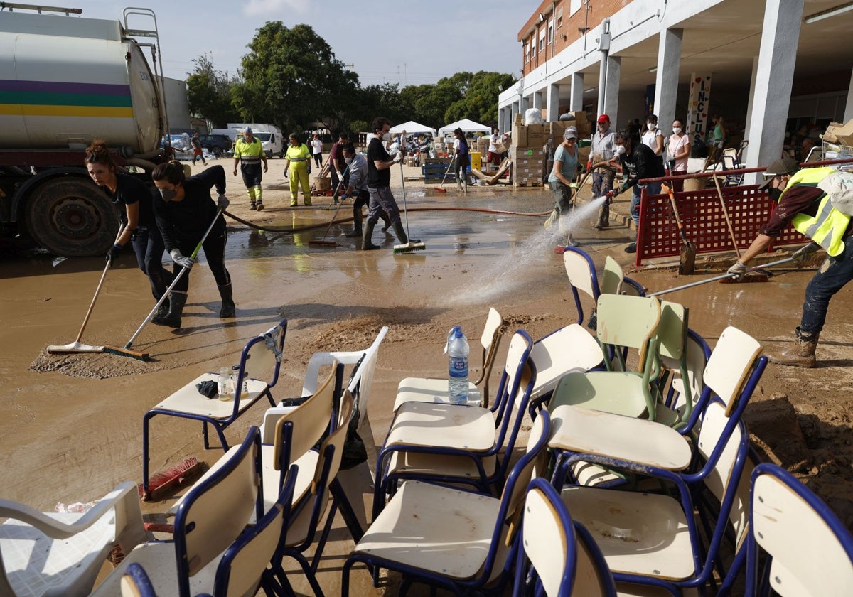 Trabajos de limpieza en el Ceip La Fila de Alfafar, reconvertido en centro logístico.