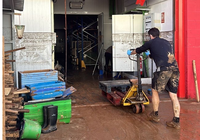 Trabajos de limpieza en la nave de El Paeller, en Chiva.