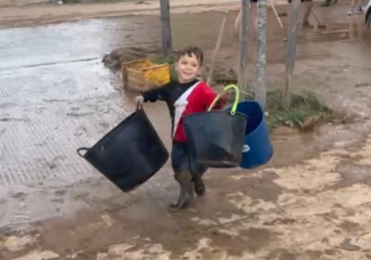 Imagen principal - SuperThiago, el pequeño héroe de La Torre