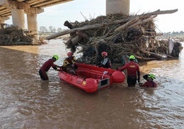 Bomberos y miembros de la UME, durante el rastreo del nuevo cauce del Turia.