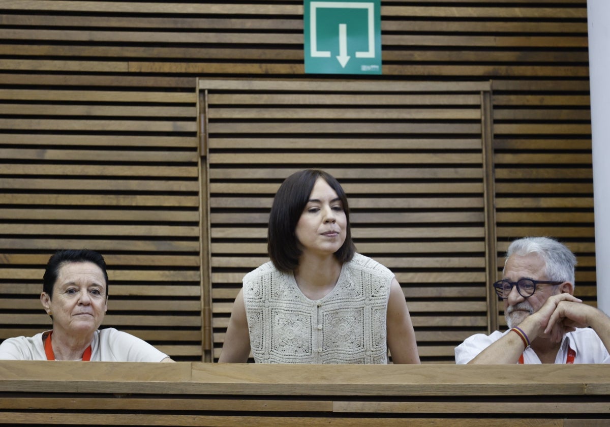 Morant, en la tribuna de invidados durante una sesión plenaria en Les Corts.