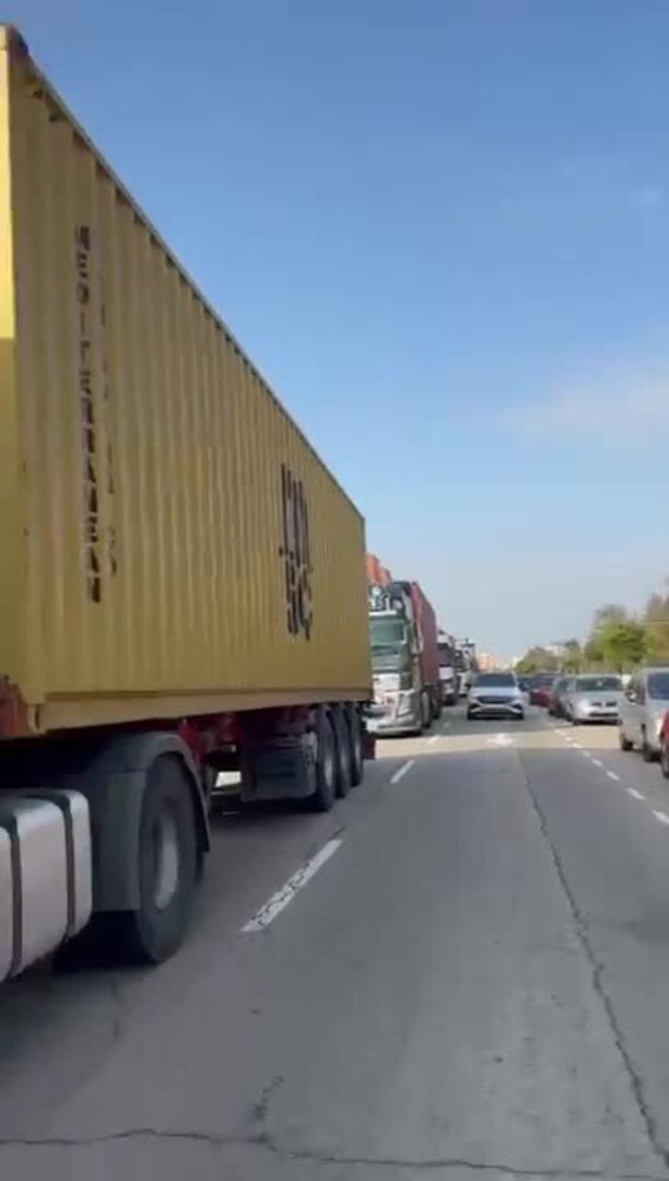 La avenida de los Naranjos, congestionada por los camiones que tratan de llegar al puerto de Valencia