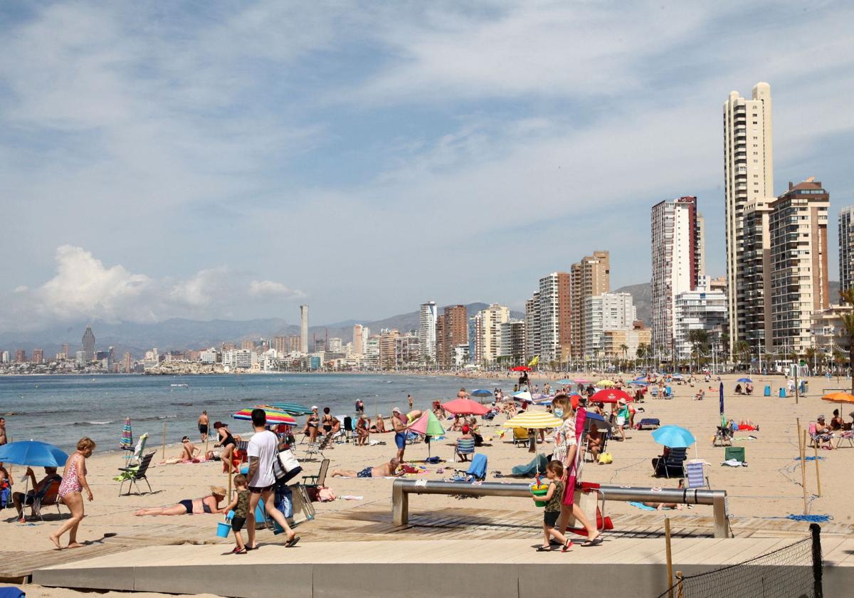 Turistas en Benidorm, en una imagen de archivo.