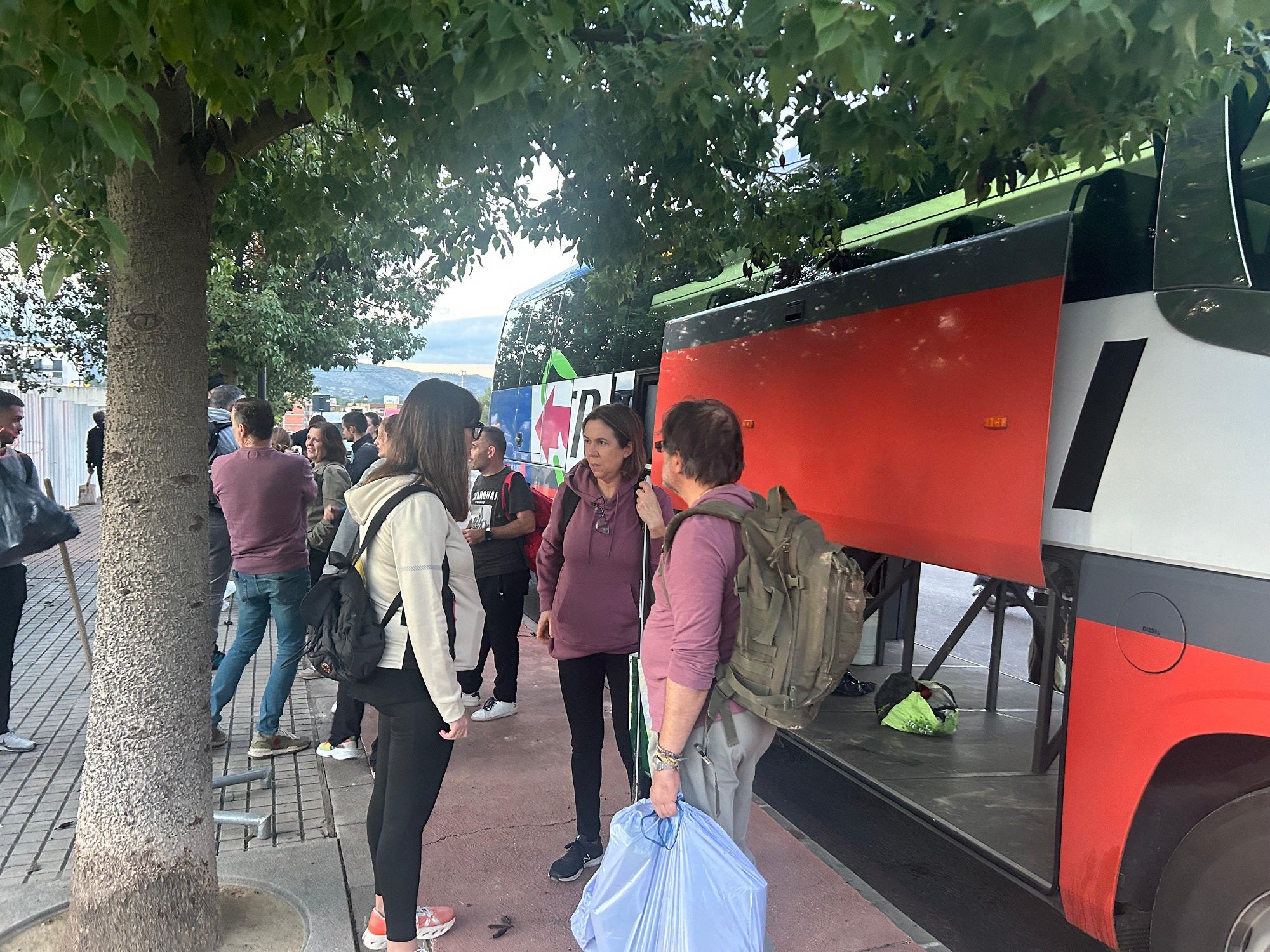 Autobuses que salieron este fin de semana hacia los pueblos afectados.