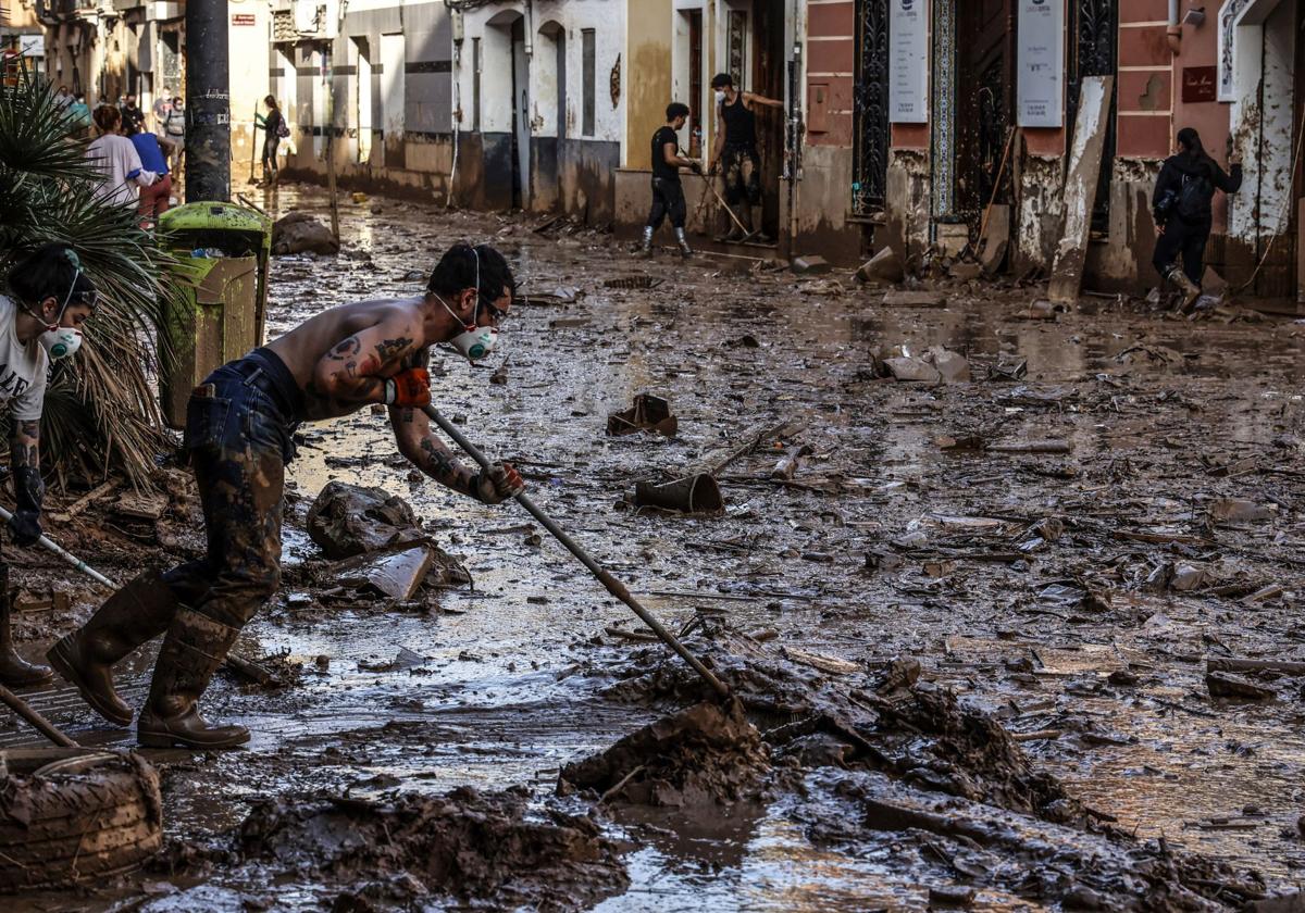 Voluntarios limpian las caslles de Paiporta.