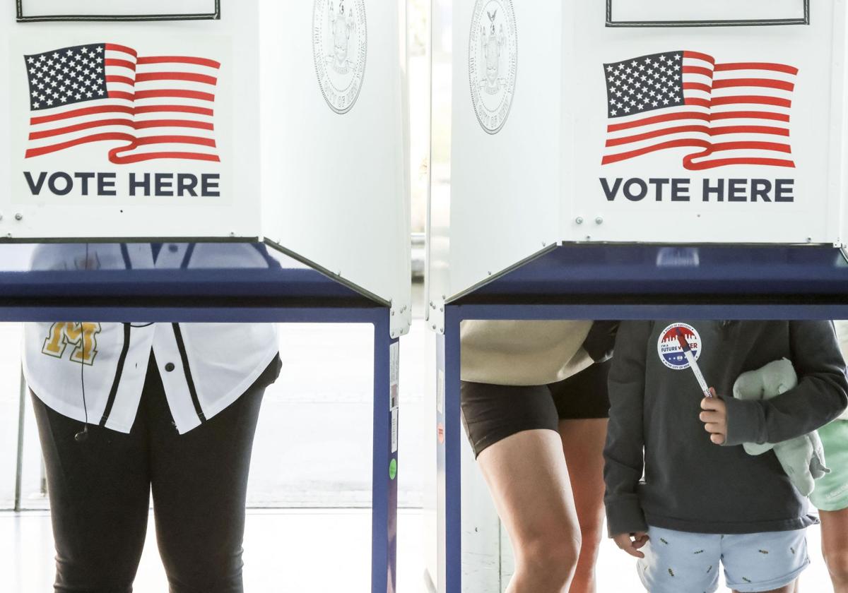 Cabinas de votación en un colegio electoral en el vestíbulo del Museo de Brooklyn de Nueva York.