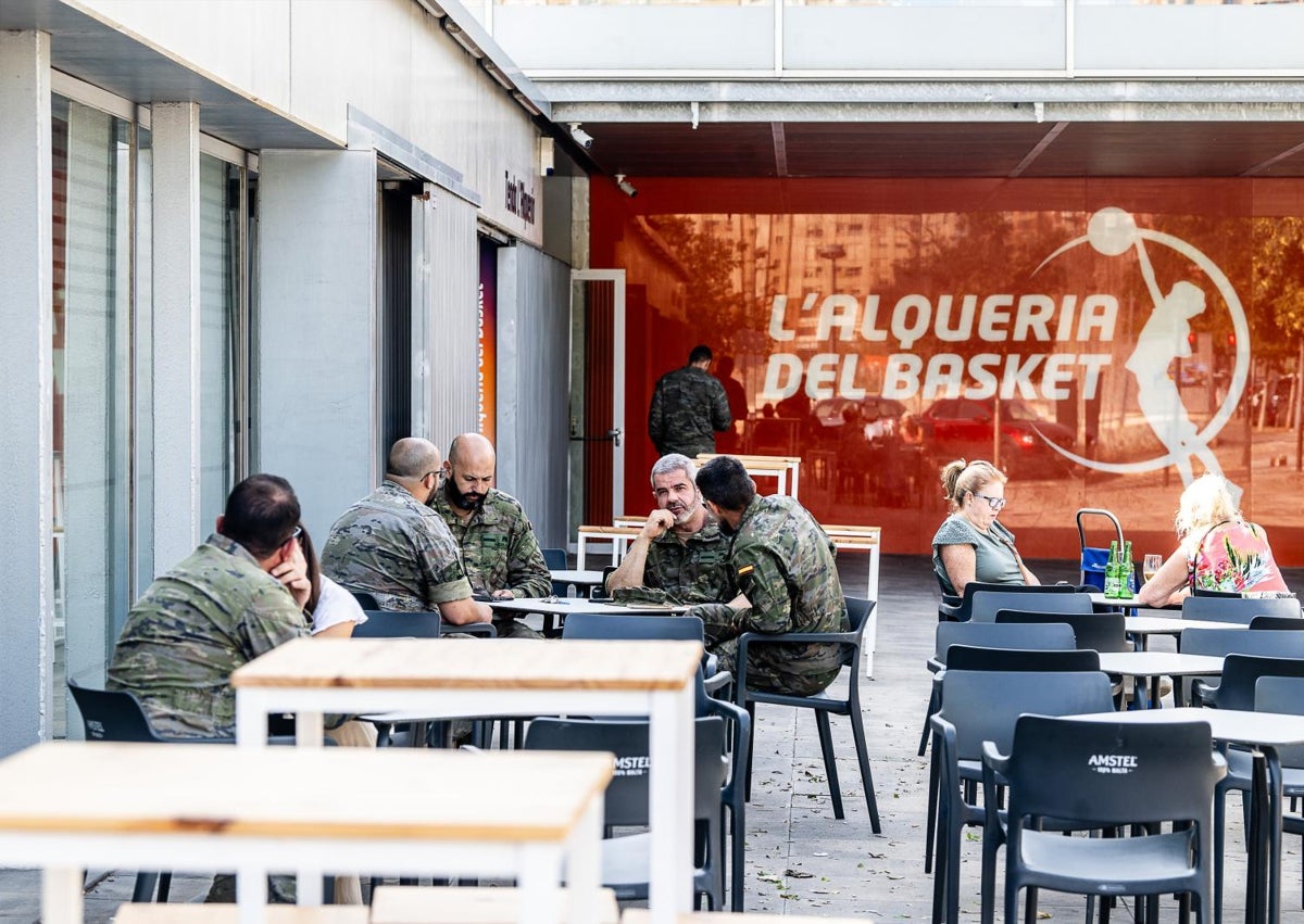 Imagen secundaria 1 - El Ejército toma pulso a la DANA: cambian las armas en Albacete por las palas en Algemesí