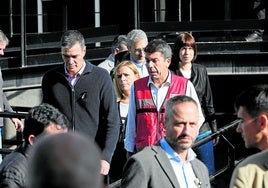 El presidente del Gobierno, junto a Mazón, tras visitar el Centro de Coordinación de Emergencias de l'Eliana el pasado jueves.