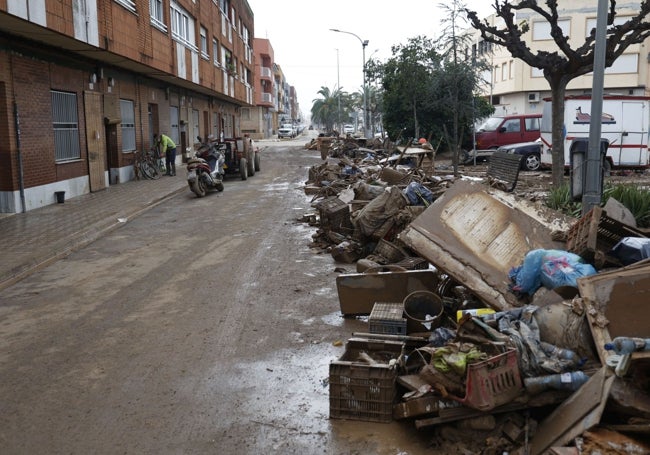 Calle con basura amontonada en Guadassuar.