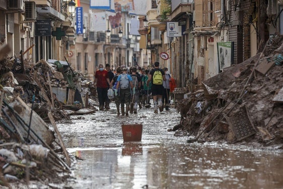 Una de las calles de Paiporta encharcadas por las inundaciones.